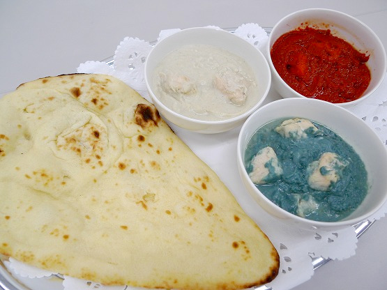 オホーツク3色カリー(青白赤)&手焼きナン 青いカレーにびっくり。