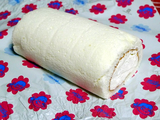 不二家のミルキークリームロールケーキ