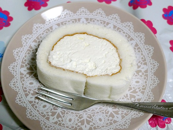 不二家のミルキークリームロールケーキ